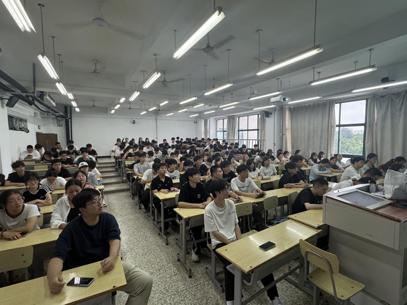 信息与网络中心举办 《AI时代...